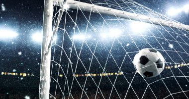 Kar yağıyor iken bu bir hedef haline bir profesyonel futbol stadyumu üzerinde uçan top fotoğraf. Stadyum ve kalabalık 3d yapılır.