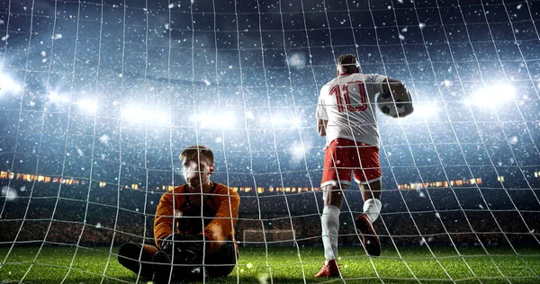 攻击者进球 在下雪的时候在职业足球场庆祝胜利 体育场和人群都是3D 制作的 — 图库照片
