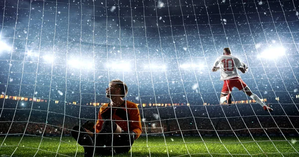 攻击者进球 在下雪的时候在职业足球场庆祝胜利 体育场和人群都是3D 制作的 — 图库照片