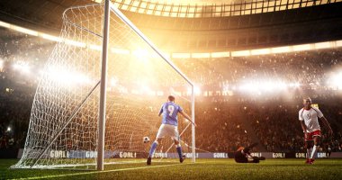 Yoğun futbol an güneş parlar süre profesyonel futbol stadyumu kalede önünde. Stadyum ve kalabalık 3d yapılır.
