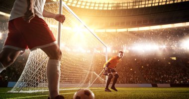 Yoğun futbol an güneş parlar süre profesyonel futbol stadyumu kalede önünde. Stadyum ve kalabalık 3d yapılır.