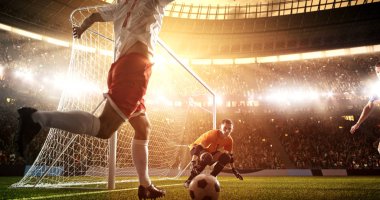 Yoğun futbol an güneş parlar süre profesyonel futbol stadyumu kalede önünde. Stadyum ve kalabalık 3d yapılır.