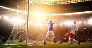 Yoğun futbol an güneş parlar süre profesyonel futbol stadyumu kalede önünde. Stadyum ve kalabalık 3d yapılır.