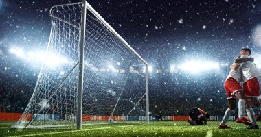 Yoğun futbol an hedef yağıyor iken profesyonel futbol Stadı önünde. Stadyum ve kalabalık 3d yapılır.