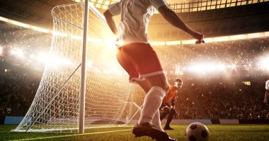 Yoğun futbol an güneş parlar süre profesyonel futbol stadyumu kalede önünde. Stadyum ve kalabalık 3d yapılır.