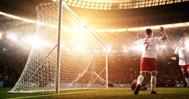Yoğun futbol an güneş parlar süre profesyonel futbol stadyumu kalede önünde. Stadyum ve kalabalık 3d yapılır.