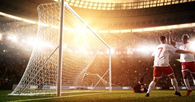 Yoğun futbol an güneş parlar süre profesyonel futbol stadyumu kalede önünde. Stadyum ve kalabalık 3d yapılır.