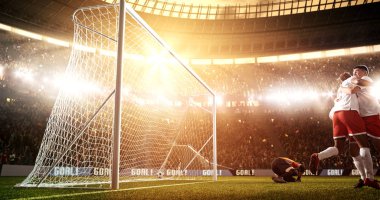 Yoğun futbol an güneş parlar süre profesyonel futbol stadyumu kalede önünde. Stadyum ve kalabalık 3d yapılır.