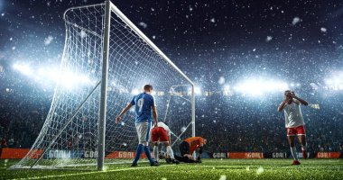 Yoğun futbol an hedef yağıyor iken profesyonel futbol Stadı önünde. Stadyum ve kalabalık 3d yapılır.