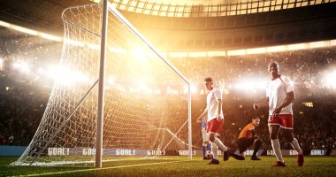 Yoğun futbol an güneş parlar süre profesyonel futbol stadyumu kalede önünde. Stadyum ve kalabalık 3d yapılır.