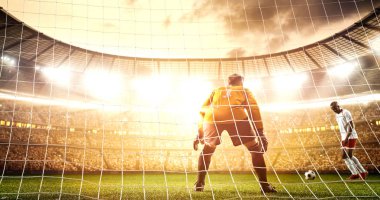 Yoğun futbol an güneş parlar süre profesyonel futbol stadyumu kalede önünde. Stadyum ve kalabalık 3d yapılır.