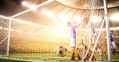 Yoğun futbol an güneş parlar süre profesyonel futbol stadyumu kalede önünde. Stadyum ve kalabalık 3d yapılır.