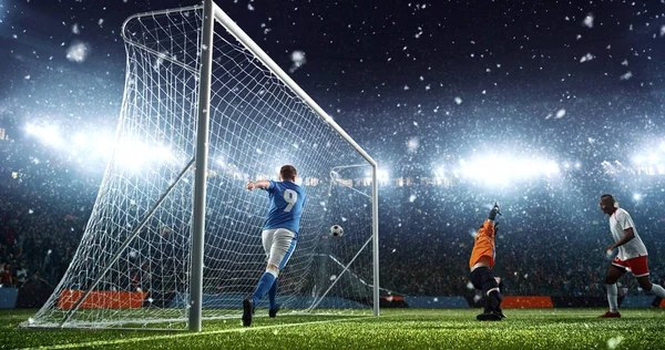 Momento Futebol Intenso Frente Gol Estádio Futebol Profissional Enquanto Neva — Fotografia de Stock