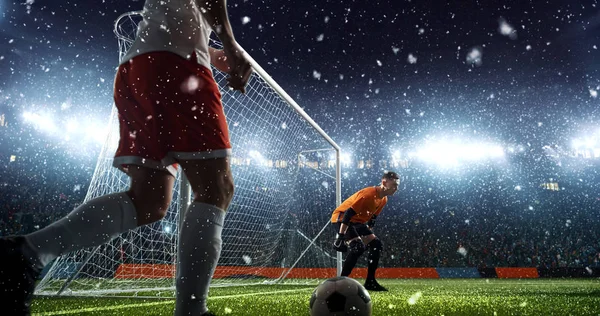 Momento Futebol Intenso Frente Gol Estádio Futebol Profissional Enquanto Neva — Fotografia de Stock