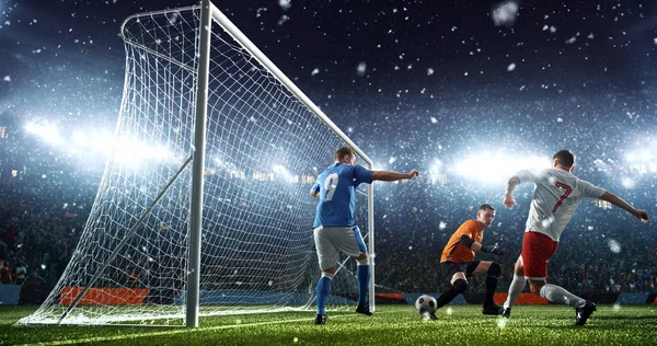 Momento Fútbol Intenso Frente Gol Estadio Fútbol Profesional Mientras Nieva — Foto de Stock