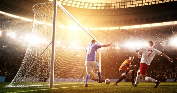 Yoğun futbol an güneş parlar süre profesyonel futbol stadyumu kalede önünde. Stadyum ve kalabalık 3d yapılır.