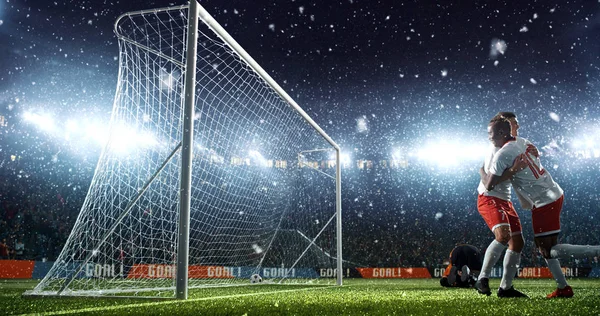 Momento Fútbol Intenso Frente Gol Estadio Fútbol Profesional Mientras Nieva — Foto de Stock