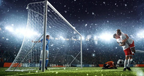 Momento Fútbol Intenso Frente Gol Estadio Fútbol Profesional Mientras Nieva — Foto de Stock