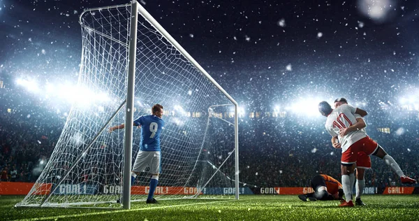 Momento Fútbol Intenso Frente Gol Estadio Fútbol Profesional Mientras Nieva — Foto de Stock