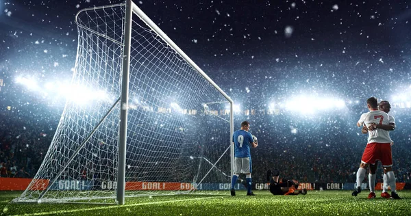 Momento Fútbol Intenso Frente Gol Estadio Fútbol Profesional Mientras Nieva — Foto de Stock