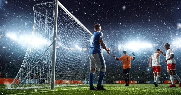 Momento Fútbol Intenso Frente Gol Estadio Fútbol Profesional Mientras Nieva — Foto de Stock