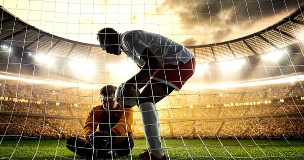 Intense Soccer Moment Front Goal Professional Soccer Stadium While Sun — Stock Photo, Image