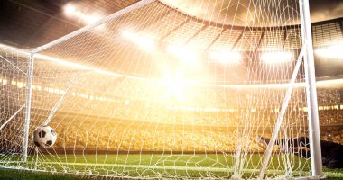 Yoğun futbol an güneş parlar süre profesyonel futbol stadyumu kalede önünde. Stadyum ve kalabalık 3d yapılır.