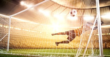 Yoğun futbol an güneş parlar süre profesyonel futbol stadyumu kalede önünde. Stadyum ve kalabalık 3d yapılır.