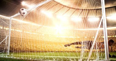 Yoğun futbol an güneş parlar süre profesyonel futbol stadyumu kalede önünde. Stadyum ve kalabalık 3d yapılır.