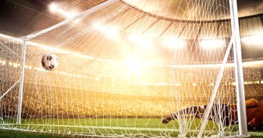 Yoğun futbol an güneş parlar süre profesyonel futbol stadyumu kalede önünde. Stadyum ve kalabalık 3d yapılır.