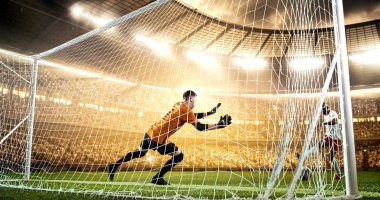 Yoğun futbol an güneş parlar süre profesyonel futbol stadyumu kalede önünde. Stadyum ve kalabalık 3d yapılır.