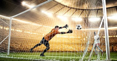 Yoğun futbol an güneş parlar süre profesyonel futbol stadyumu kalede önünde. Stadyum ve kalabalık 3d yapılır.