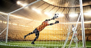 Yoğun futbol an güneş parlar süre profesyonel futbol stadyumu kalede önünde. Stadyum ve kalabalık 3d yapılır.