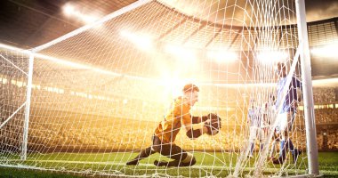 Yoğun futbol an güneş parlar süre profesyonel futbol stadyumu kalede önünde. Stadyum ve kalabalık 3d yapılır.