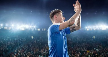 Mutlu futbolcu kutlamak bir profesyonel futbol stadyumu bir zafer