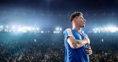 Mutlu futbolcu kutlamak bir profesyonel futbol stadyumu bir zafer