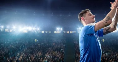 Mutlu futbolcu kutlamak bir profesyonel futbol stadyumu bir zafer