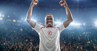 Mutlu futbolcu kutlamak bir profesyonel futbol stadyumu bir zafer