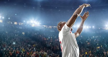 Mutlu futbolcu kutlamak bir profesyonel futbol stadyumu bir zafer