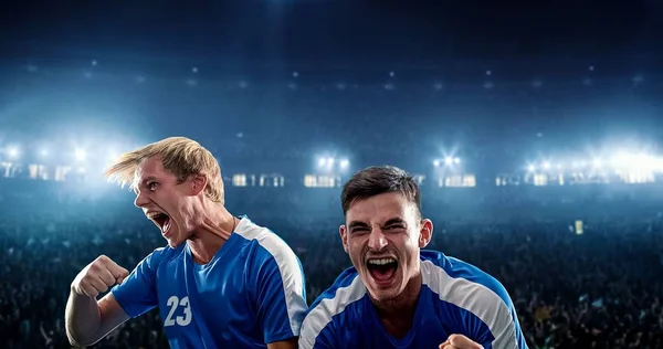 快乐的足球运动员在职业足球场上庆祝胜利 — 图库照片