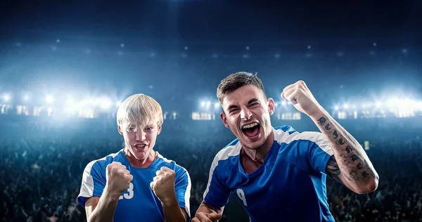 快乐的足球运动员在职业足球场上庆祝胜利 — 图库照片