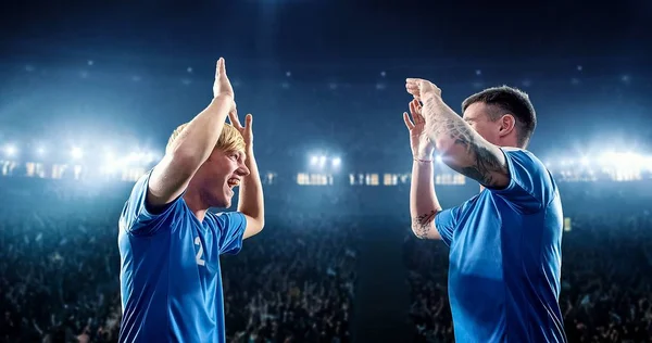 Buon Giocatore Calcio Celebrare Una Vittoria Uno Stadio Calcio Professionale — Foto Stock