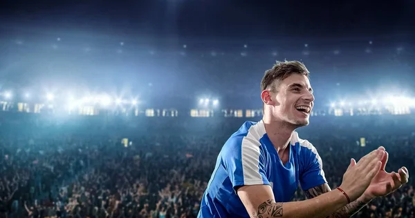 Jogador Futebol Feliz Comemorar Uma Vitória Estádio Futebol Profissional — Fotografia de Stock