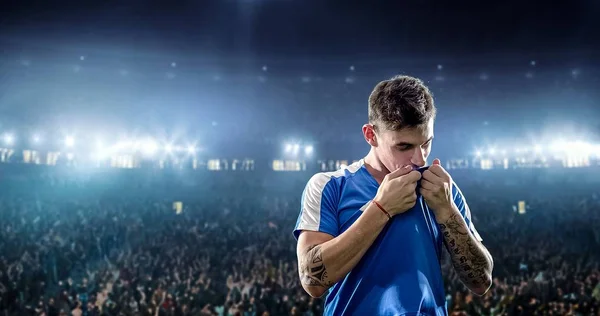 Buon Giocatore Calcio Celebrare Una Vittoria Uno Stadio Calcio Professionale — Foto Stock