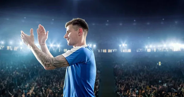 Jogador Futebol Feliz Comemorar Uma Vitória Estádio Futebol Profissional — Fotografia de Stock