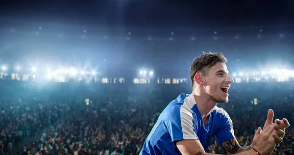 Jogador Futebol Feliz Comemorar Uma Vitória Estádio Futebol Profissional — Fotografia de Stock