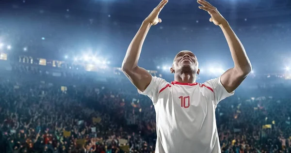 Mutlu futbolcu kutlamak bir profesyonel futbol stadyumu bir zafer