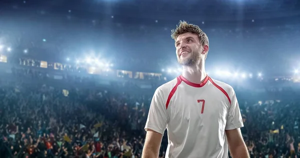 Mutlu futbolcu kutlamak bir profesyonel futbol stadyumu bir zafer