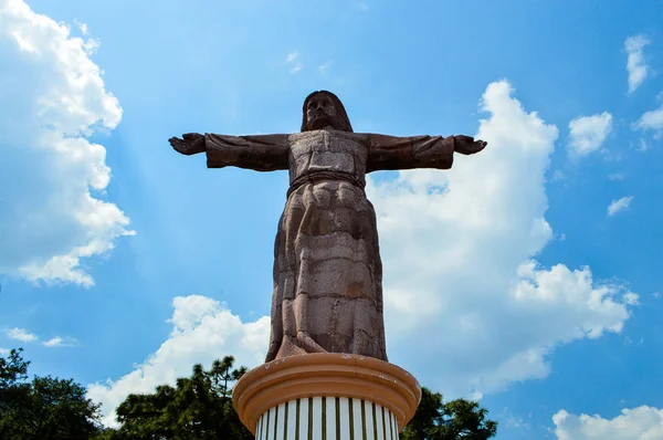 Άγαλμα Του Ιησού Γαλάζιο Ουρανό — Φωτογραφία Αρχείου