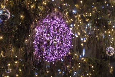 Noel ağacında asılı Noel mücevherleri